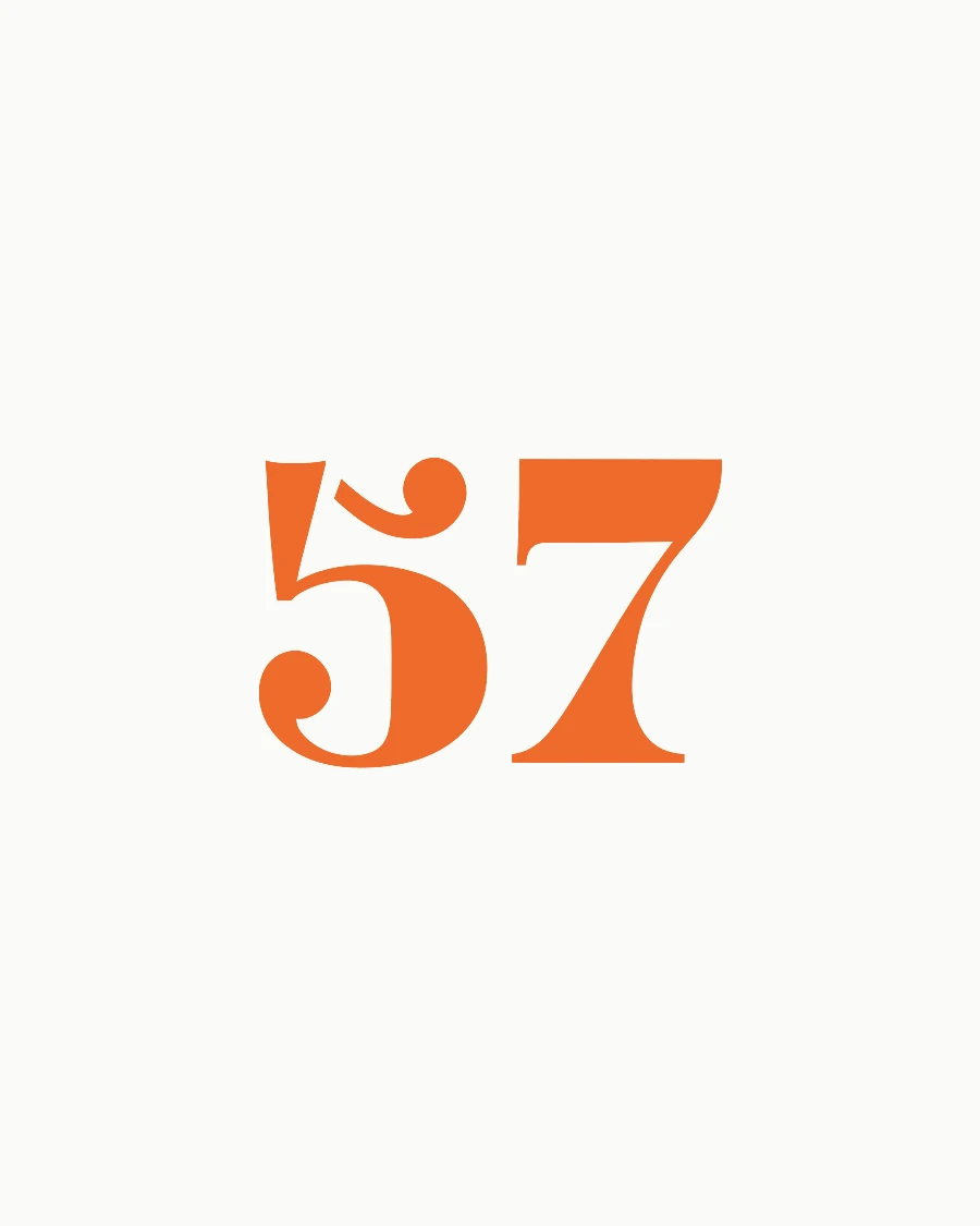 Logotipo naranja de 57 Podcast